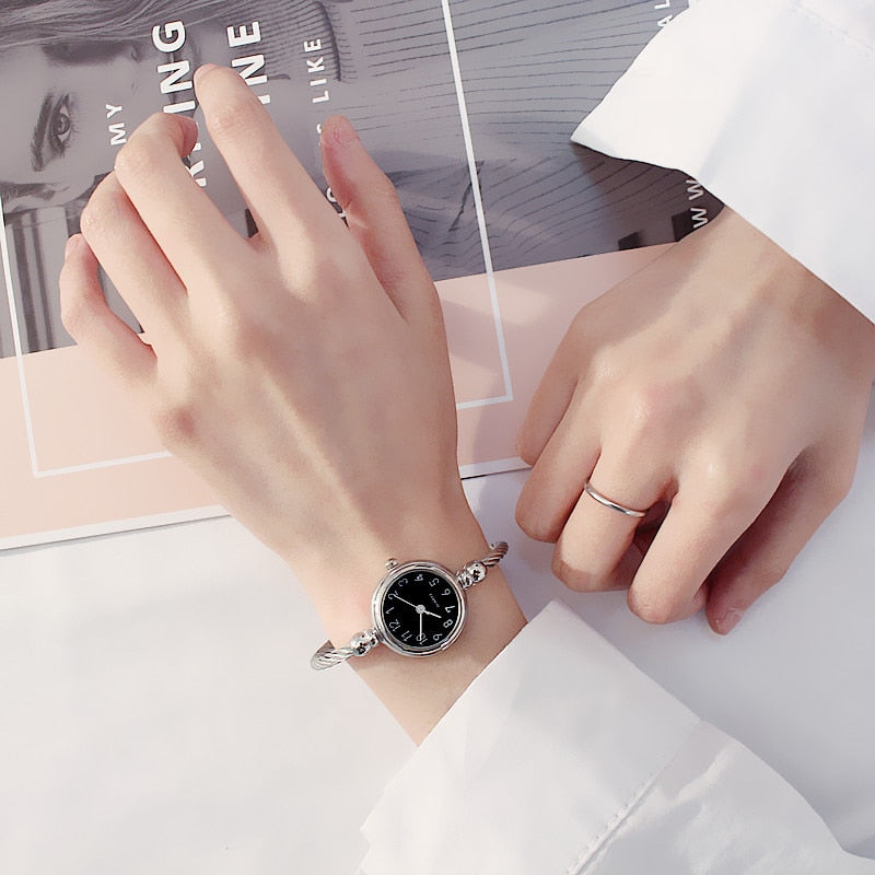 Women's Watches Bracelet Style Opening Simple Retro Art Fashion Watches Women's Fashion Quartz Watch Relogio Feminino(Silver belt)