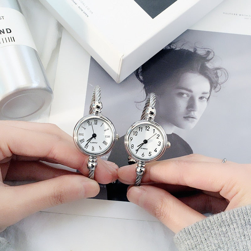 Women's Watches Bracelet Style Opening Simple Retro Art Fashion Watches Women's Fashion Quartz Watch Relogio Feminino(Silver belt)