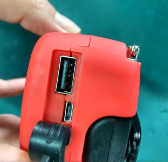 مصباح يدوي يعمل بالطاقة الشمسية مع شحن USB