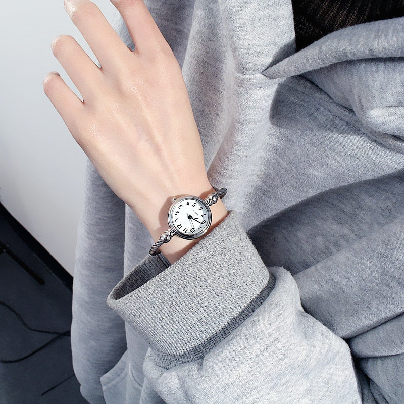 Women's Watches Bracelet Style Opening Simple Retro Art Fashion Watches Women's Fashion Quartz Watch Relogio Feminino(Silver belt)