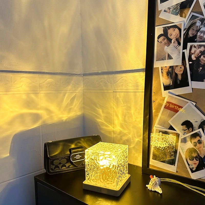 مصباح طاولة كريستالي دوار LED على شكل تموجات مائية ليلية مع منفذ USB وإضاءة RGB قابلة للتعتيم لتزيين المنزل و16 لونًا من الهدايا